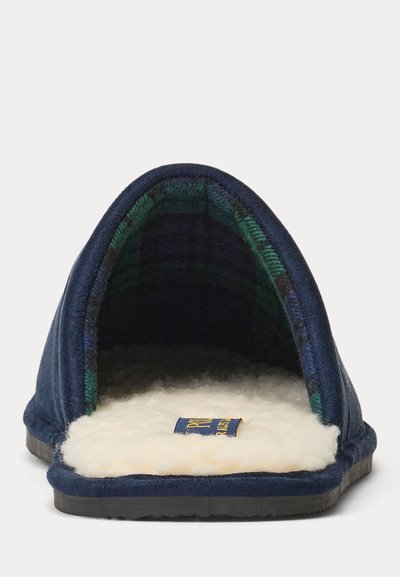 Μπλε ναυτικό παντοφλάκι με μαλακή, λευκή επένδυση από φλις και εσωτερικό ύφασμα με μοτίβο ταρτάν. Διαθέτει στρογγυλεμένο άνοιγμα και ανθεκτική μαύρη σόλα.