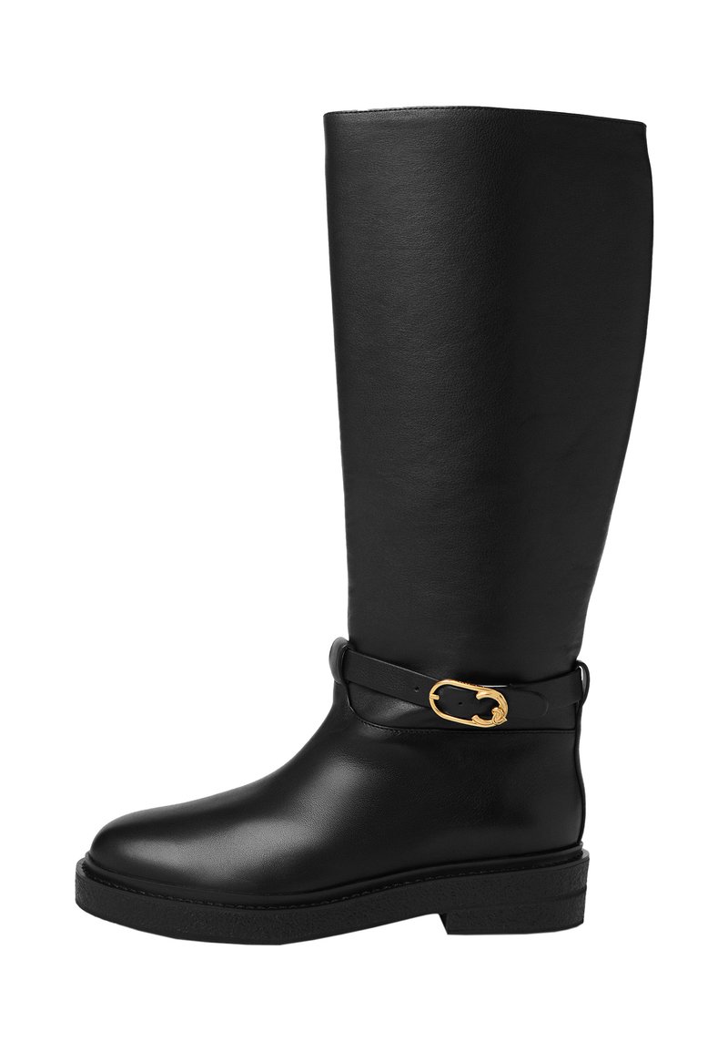 Bota de cuero negra hasta la rodilla con una textura suave, punta redondeada y un acento de hebilla dorada en la correa. Suela gruesa para mayor estabilidad.