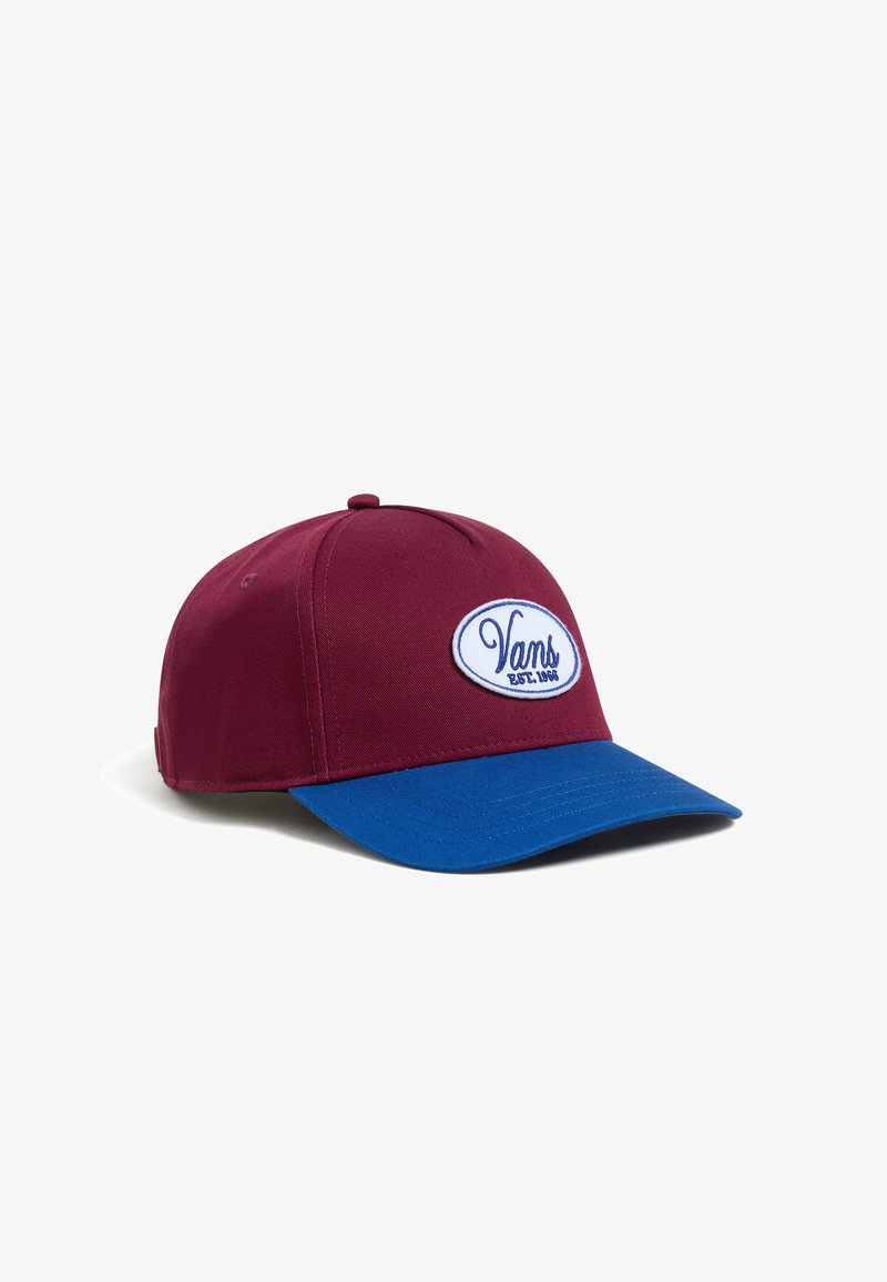 Bordeauxkleurige honkbalpet met een blauwe rand, voorzien van een witte geborduurde Vans-logo patch en een gestructureerd ontwerp.