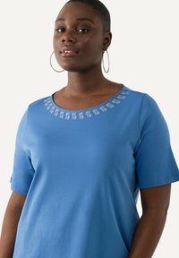 Ulla Popken RHINESTONE NECKLINE SHORT SLEEVE - Triko s potiskem - blue denim