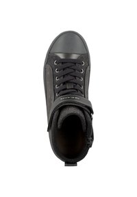 Zapatilla alta negra con una puntera de cuero liso, cuerpo de tejido texturizado, cierre de cordones y una correa decorativa con detalle de logo.