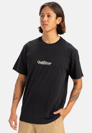 Camiseta de algodón negra con cuello redondo, mangas cortas y logo de Quiksilver en blanco en el pecho. Ajuste relajado con textura suave.
