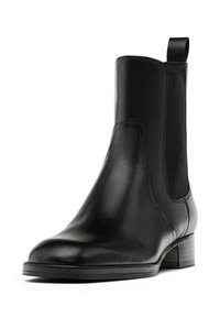 Bottine en cuir noir avec panneaux latéraux élastiques, bout arrondi et talon bas empilé. Texture lisse, design minimaliste.