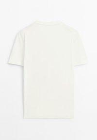 Witte, effen, korte mouw T-shirt met ronde hals, plat neergelegd en de achterkant getoond, voorzien van een rechte zoom zonder zichtbare merknaam of ontwerp.