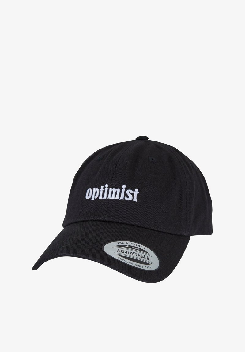 Sapca de baseball din bumbac negru cu cuvântul "optimist" brodat în alb. Dispune de o vizor curbat și o curea ajustabilă pentru dimensiune.
