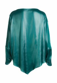 Blouse en satin bleu sarcelle à manches longues avec ourlet asymétrique et poignets froncés, vue de dos sur un fond blanc.