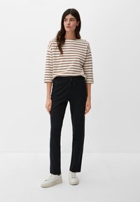 s.Oliver MET ELASTISCHE BAND - Spodnie treningowe