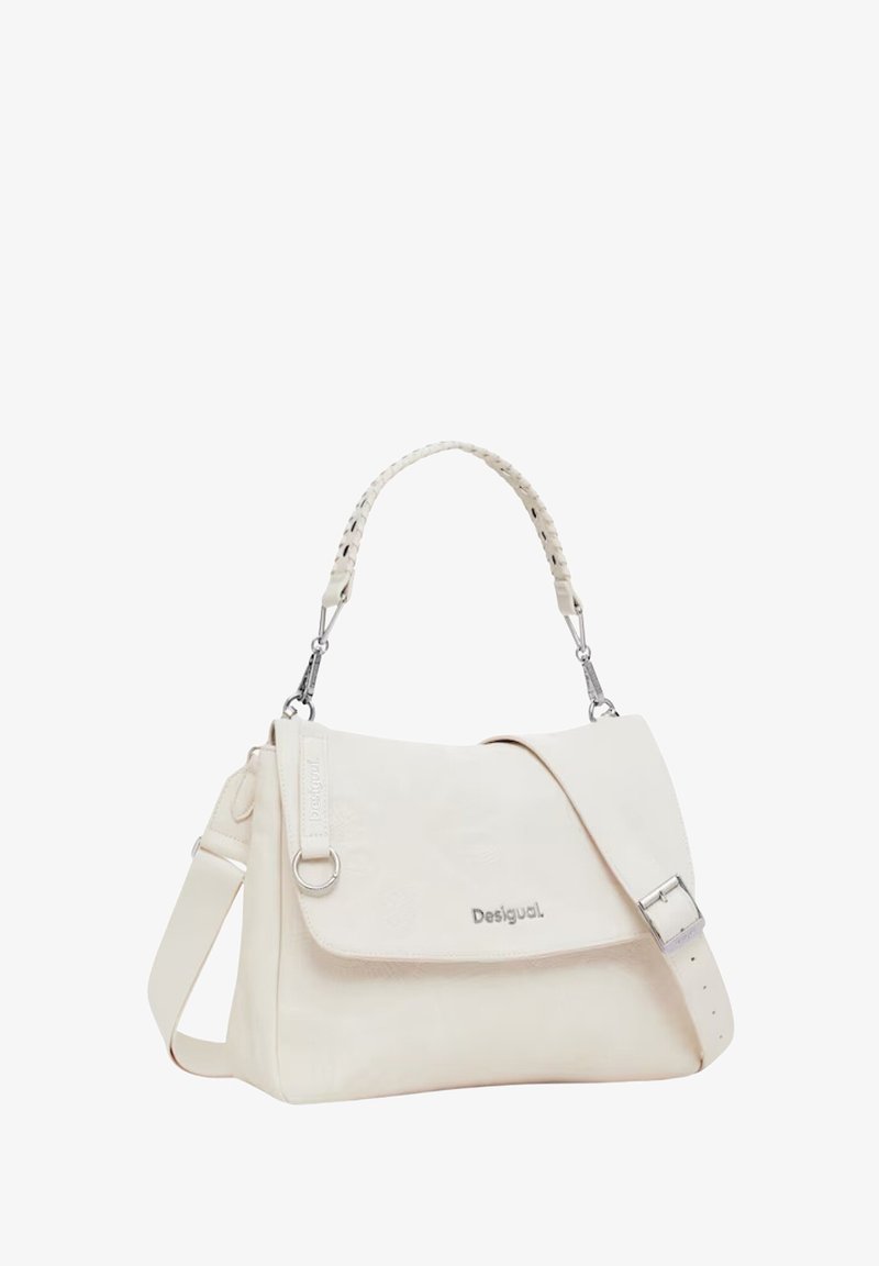 Hvid læder håndtaske med et vævet håndtag, sølvhardware og en klaplukning. Har et logo præget foran. Justerbar skulderrem inkluderet.
