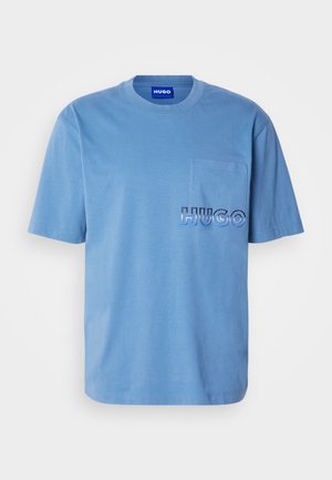 Blue short-sleeve t-shirt made of cotton with a round neckline. Features a chest pocket and the word "HUGO" embroidered in contrasting colors.