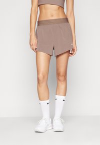 Nike Performance - SWIFT 2N1 - Pantalón corto de deporte - mink brown/reflective silver Imagen en miniatura 1