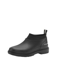 Bota negra de caucho para el tobillo con cuello elástico, suela texturizada y pequeño tirador. Presenta el logotipo de la marca en el lateral.