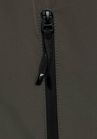 Material moale de culoare gri închis, cu un fermoar central, având elemente din metal negru și o frânghie texturată. Cusături curate pe marginile produsului.