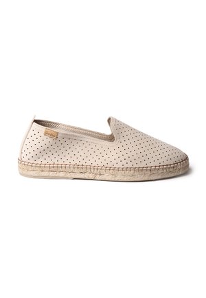 Beige perforēta auduma slip-on kurpes ar jūtu virsu, ar teksturētu apdari un minimālistisku dizainu.