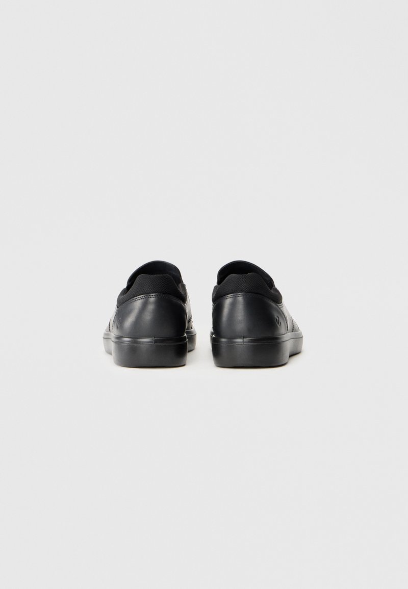 Svarta sneakers med ett överdel i slätt läder, rund tå och mjuk textilkrage. Har en lågprofil gummisula i svart och minimal branding.