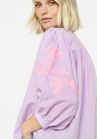 LolaLiza EMBROIDERY - Pogājama blūze - pastel lilac