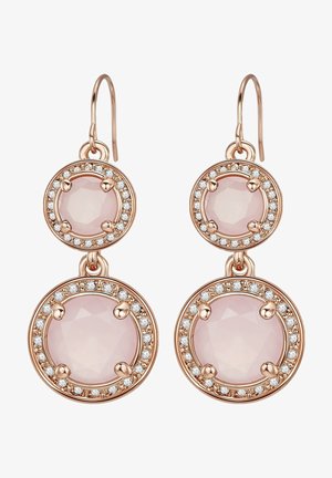 Orecchini in oro rosa con due pietre rosa circolari e sfaccettate, circondate da piccoli cristalli trasparenti. Design a pendente con chiusura a gancio.