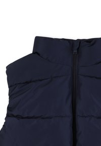 Navy plavi pufasti prsluk s visokim ovratnikom, prednjim zatvaračem i prošivenom teksturom. Glatka tkanina s vidljivim šavovima.