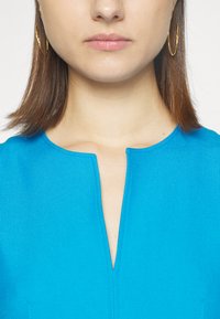 BOSS SLEEVELESS BUSINESS DRESS WITH NOTCH NECKLINE - Robe fourreau - bright blue