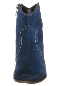 Botín de ante azul marino con punta afilada, cremallera lateral, costuras blancas en contraste y diseño estrecho. Textura exterior suave.