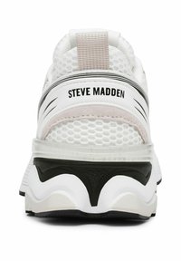 Zapatilla blanca con parte superior de malla, acentos negros y amortiguación visible. Presenta el logo "STEVE MADDEN" en el talón y un diseño de suela texturizado.