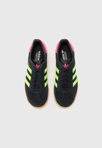 adidas Originals GAZELLE UNISEX - Tenisky - core black/signal green/shock pink
