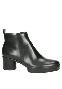 Czarne skórzane botki za kostkę o gładkim wykończeniu, okrągłym nosku i masywnym obcasie. Posiadają krótki uchwyt z tyłu ułatwiający zakładanie.