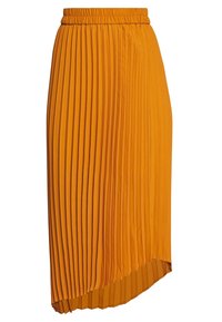 Jupe plissée en orange vif avec une taille élastique, un ourlet asymétrique et un tissu doux et texturé. Présente des plis verticaux pour plus de dimension.