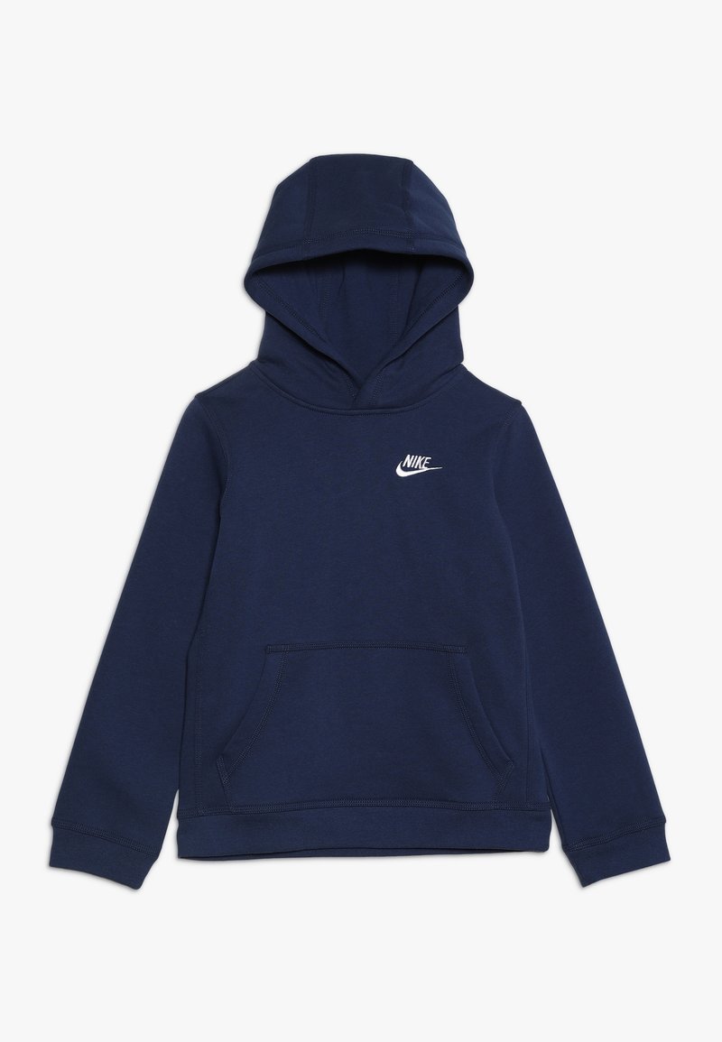 Sudadera azul marino con bolsillo frontal, capucha ajustable y logo blanco de Nike en el lado izquierdo del pecho. Textura suave, diseño casual.