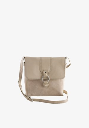 Borsa a tracolla beige in pelle e camoscio con patta, chiusura magnetica e dettaglio in metallo argentato. Tracolla regolabile inclusa.