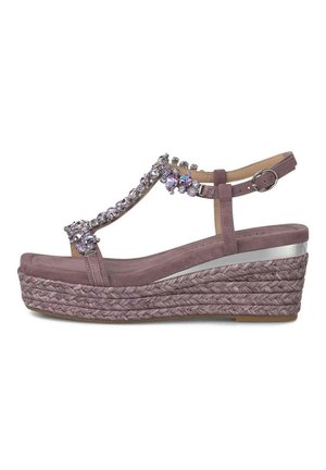 Paarse suède sleehak met gevlochten plateauzool, enkelbandje met gesp en decoratieve paarse edelsteenversieringen op de T-band.