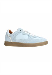 Lichtblauwe suède sneaker met witte veters, een tan rubberen zool en een glad leren achterkant, met een minimalistisch ontwerp en subtiele stiksels.