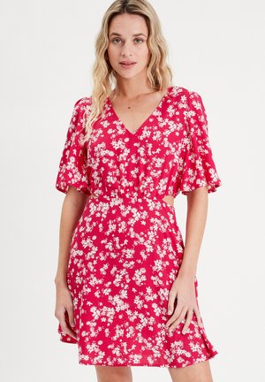 MIT ÖFFNUNGEN - Vestido informal - rouge