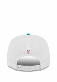 Weißes Baseball-Cap mit einem perforierten Design, türkisfarbenem Knopf oben und NFL-Logo-Patch auf der Rückseite. Verstellbare Snapback-Verschluss.
