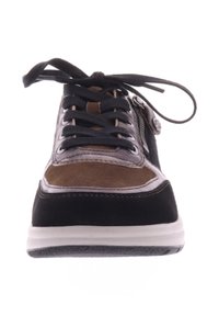 Zwarte en bruine suède sneakers met een witte zool, voorzien van vetersluiting, zijrits en contrasterende accenten. Glad textuur met gestikte details.