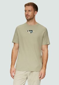 Lichtgroene katoenen t-shirt met een ronde hals, korte mouwen en een grafische print met de tekst "Riverside Lodge" op de borst.