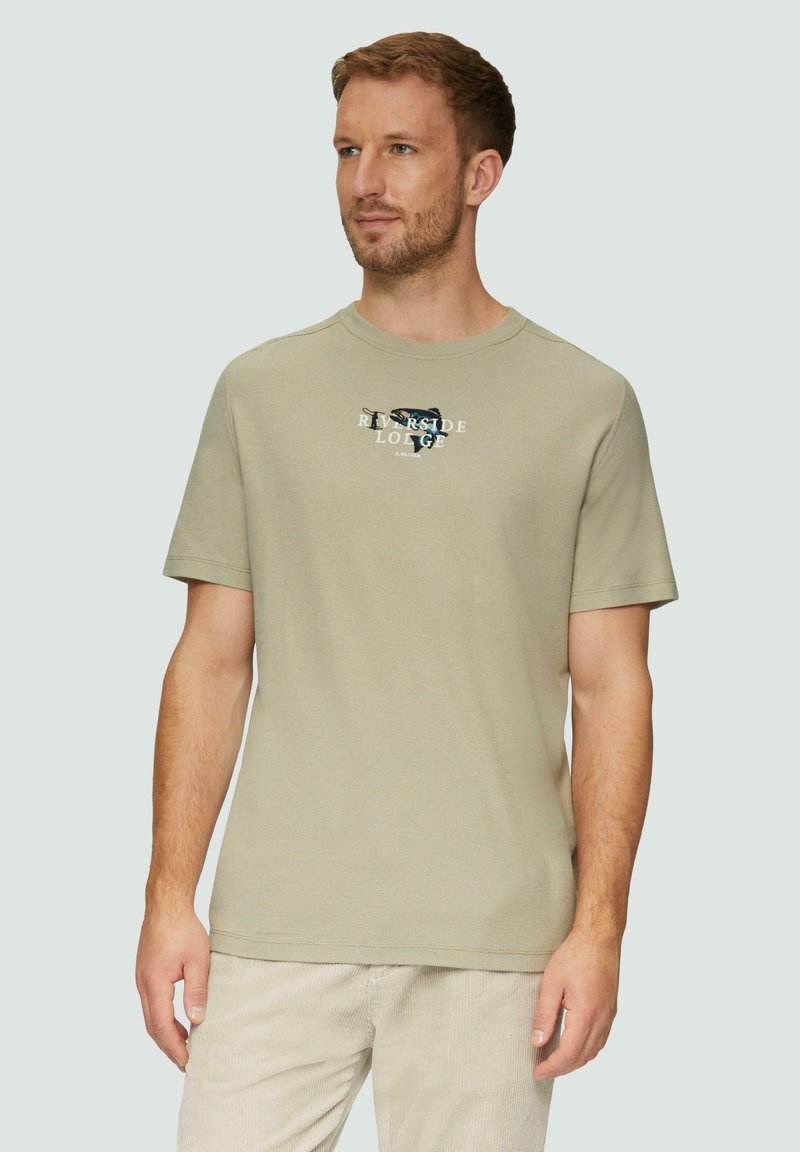 Lichtgroene katoenen t-shirt met een ronde hals, korte mouwen en een grafische print met de tekst "Riverside Lodge" op de borst.