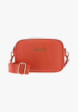 Sac bandoulière rectangulaire en cuir orange avec un logo doré, une surface texturée et une sangle amovible ornée d’un motif répétitif du logo.