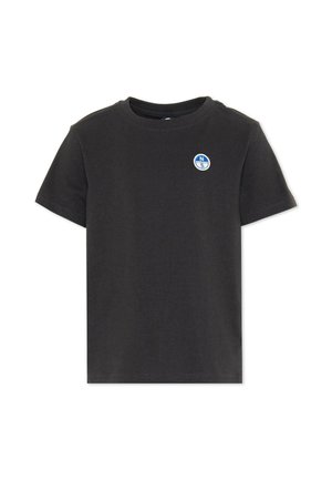 Camiseta negra de manga corta con cuello redondo y un pequeño logo redondo azul y blanco en el pecho izquierdo.