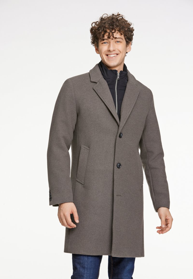 Cappotto in misto lana grigio con foderatura nera removibile, bottoni a un solo petto, rever a risvolto e tasche laterali. Texture liscia e vestibilità su misura.