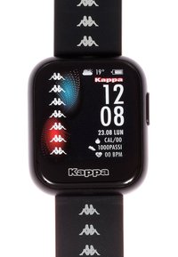 Reloj inteligente con una esfera cuadrada negra, pantalla digital que muestra la hora y métricas de salud, y una correa negra texturizada con logotipos blancos de Kappa.