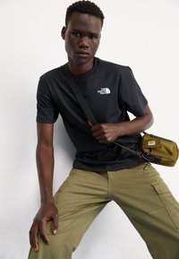 The North Face VERTICAL TEE - Print T-shirt - black