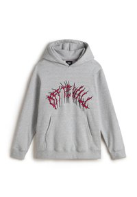 Sudadera gris con un bolsillo canguro delantero, con un diseño gráfico rojo de la frase "Off The Wall" sobre acentos puntiagudos en el pecho.