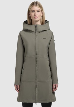 Veste longue kaki avec capuche, dotée d'une fermeture éclair sur le devant, de poignets réglables et de poches latérales. Tissu lisse et résistant à l'eau avec un design minimaliste.