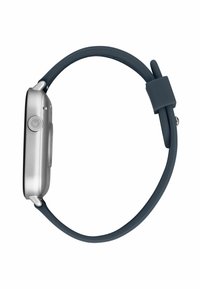Zilveren smartwatch met een matte afwerking, uitgerust met een ronde wijzerplaat, grijze silliconen band en een zijknop met een gestructureerde grip.