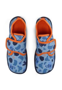 Blaue Textilschuhe mit einem verspielten Tiermuster, orangenen Akzenten und einem Klettverschluss. Geschlossene Zehenpartie mit gepolstertem Innenraum.