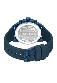 Mėlynas chronografo laikrodis su mėlynu silikono dirželiu, nerūdijančio plieno galine dalimi su tekstūruotu dizainu ir išgraviruotu "POLICE" logotipu.