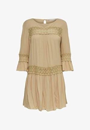 Robe beige à manches longues avec une coupe décontractée, des détails en dentelle sur le corsage et les manches, un col rond et une fermeture à boutons au dos.
