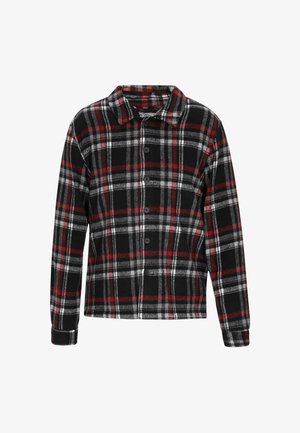 Camisa de franela a cuadros en negro, rojo y blanco con cuello, cierre de botones y mangas largas. Textura suave, diseño casual.