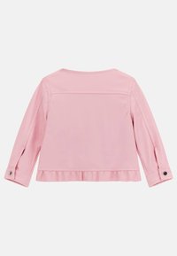 Tylny widok jasnoróżowej długiej kurtki z długim rękawem, z zapinanymi mankietami i falbaną na dole, na białym tle.