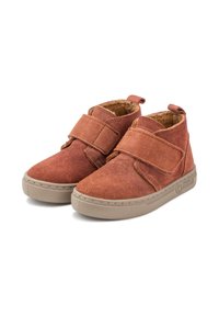 Zapatos altos de ante marrón con una correa de velcro, suela de goma marrón claro y forro interno de felpa. Diseñados para ofrecer comodidad y facilidad de uso.